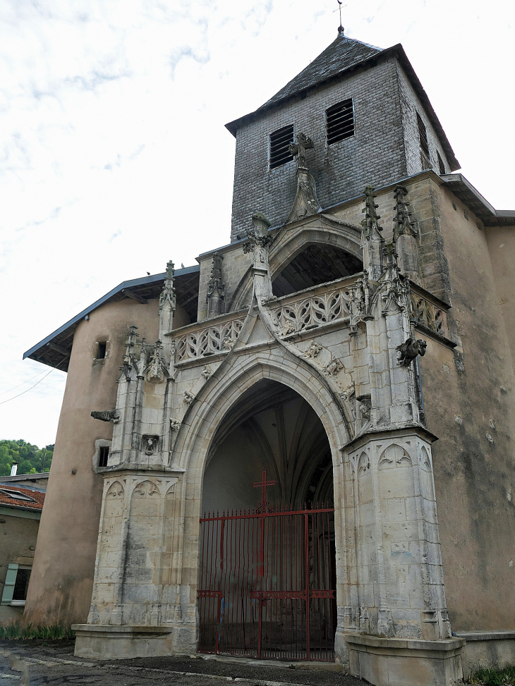 L'entrée de l'église - Resson