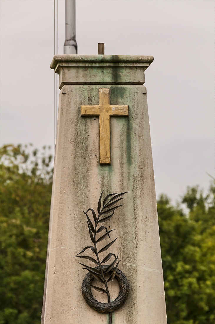 Au centre, fut installé un monument coiffé d'un coq gaulois en bronze de Cain. Il s'est envolé (disparu) - Revigny-sur-Ornain