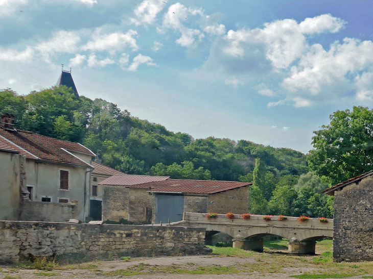 Un aperçu du clocher au dessus du village - Ribeaucourt