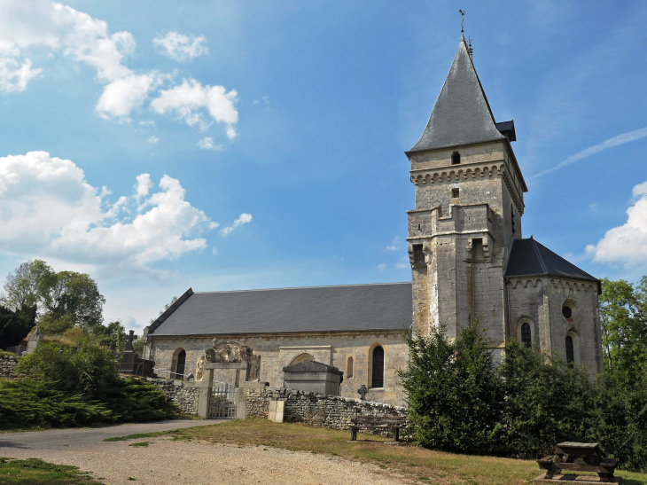 L'église fortifiée du 12ème siècle - Ribeaucourt