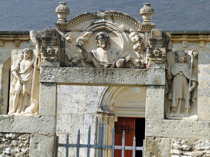 L'entrée de l'église - Ribeaucourt