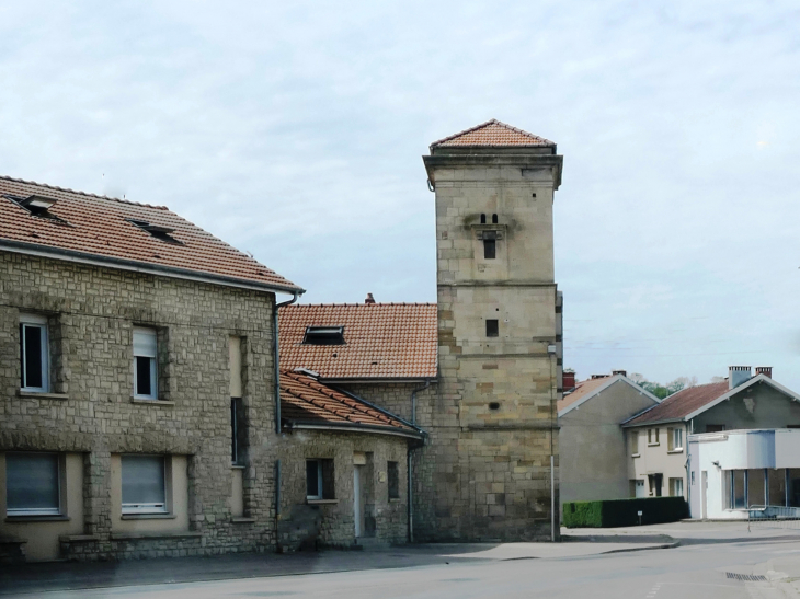 La tour Bellevue : seul élément du patrimoine avec l'église non détruit le 29 Août1944 - Robert-Espagne