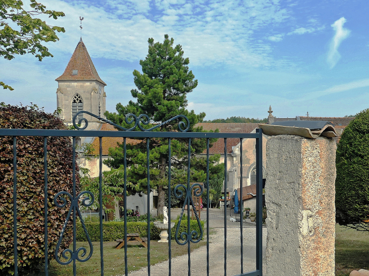 Vue sur l'église - Saint-Joire