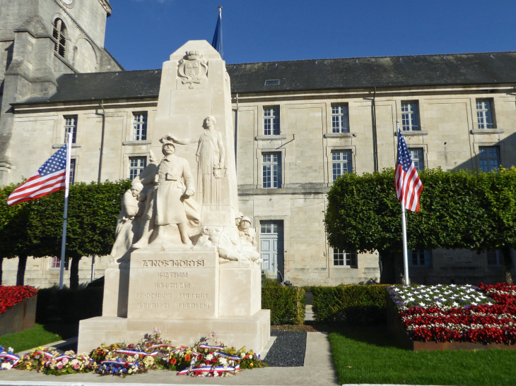 Le monument aux morts devant l'abbaye - Saint-Mihiel