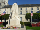 le monument aux morts devant l'abbaye