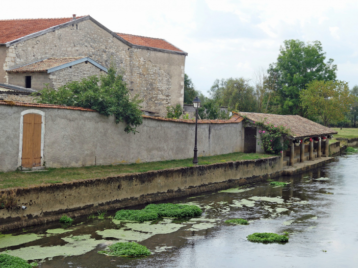 Lavoir au bord de la Meuse - Sorcy-Saint-Martin