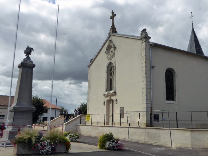 L'église et le monument aux morts - Thierville-sur-Meuse