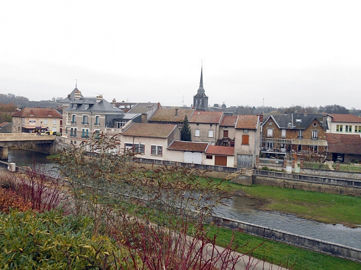 La ville vue des rives de l'Aire - Varennes-en-Argonne