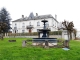 la fontaine devant le château