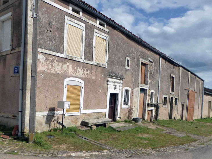 Maisons lorraines  alignées  - Vaudoncourt