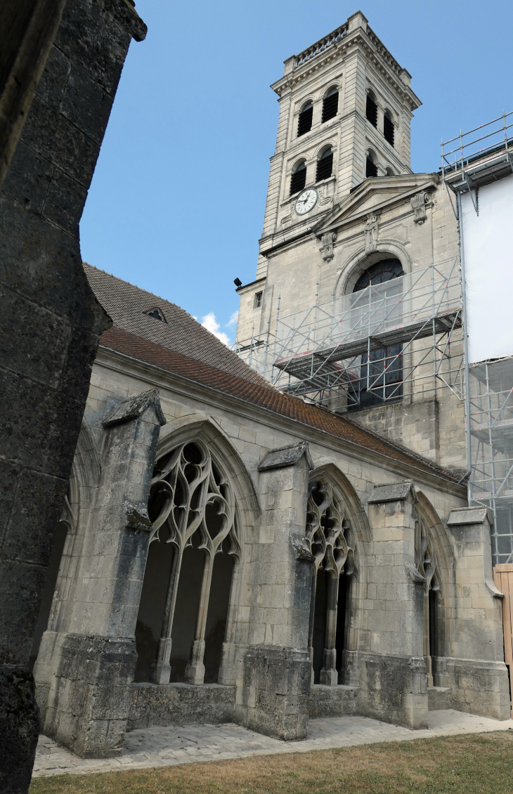 Rive gauche ville haute :  clocher de la cathédrale Notre Dame vu du cloître - Verdun