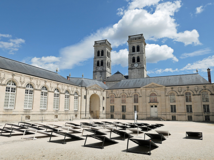 Ville haute : les clochers de la cathédrale vus du palais épiscopal - Verdun