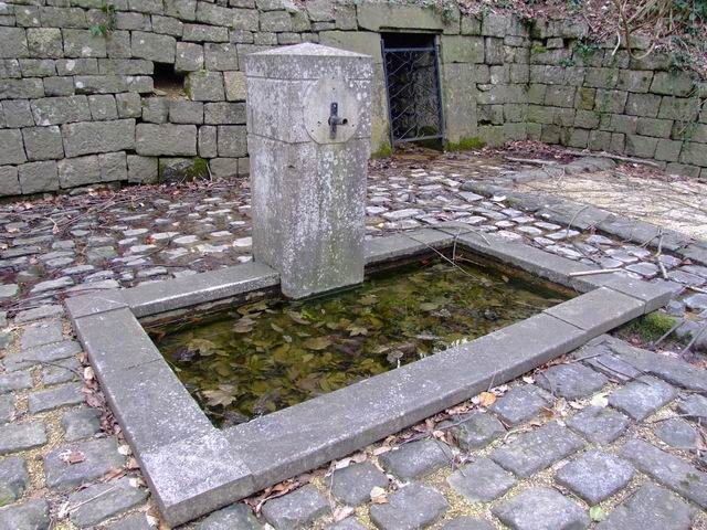 Une fontaine à Hattonchatel - Vigneulles-lès-Hattonchâtel