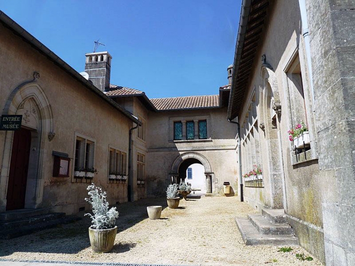 Hattonchatel : la cour de la mairie école - Vigneulles-lès-Hattonchâtel