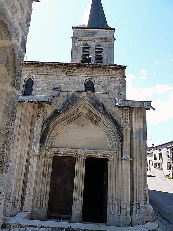 Hattonchatel :  entrée de léglise par le cloître - Vigneulles-lès-Hattonchâtel