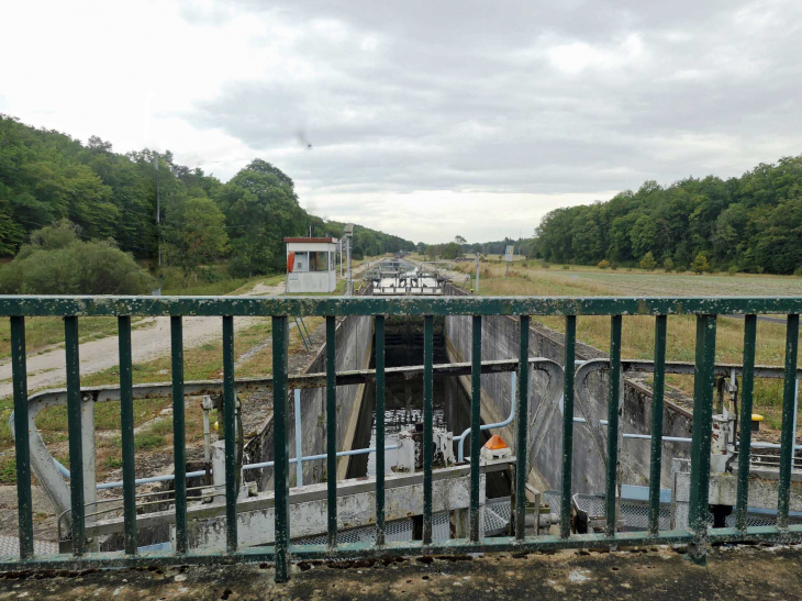 L'écluse sur le canal de la Marne au Rhin - Villeroy-sur-Méholle