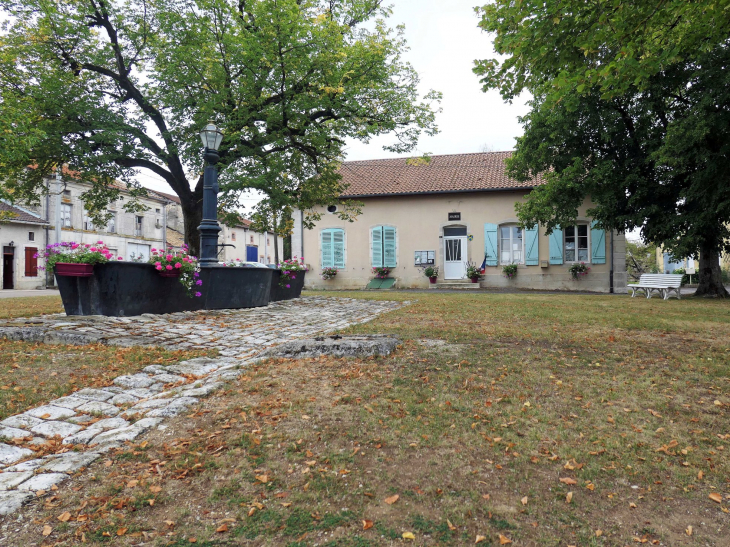 La fontaine sur la place de la mairie - Villeroy-sur-Méholle