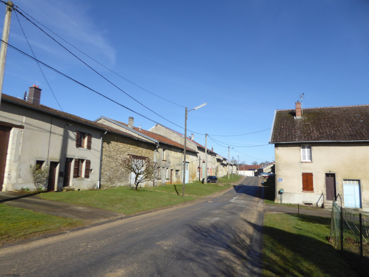 Rue typique de village lorrain - Villers-devant-Dun