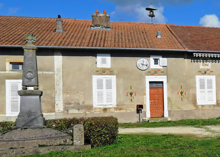 La mairie et le monument aux morts - Villers-sous-Pareid