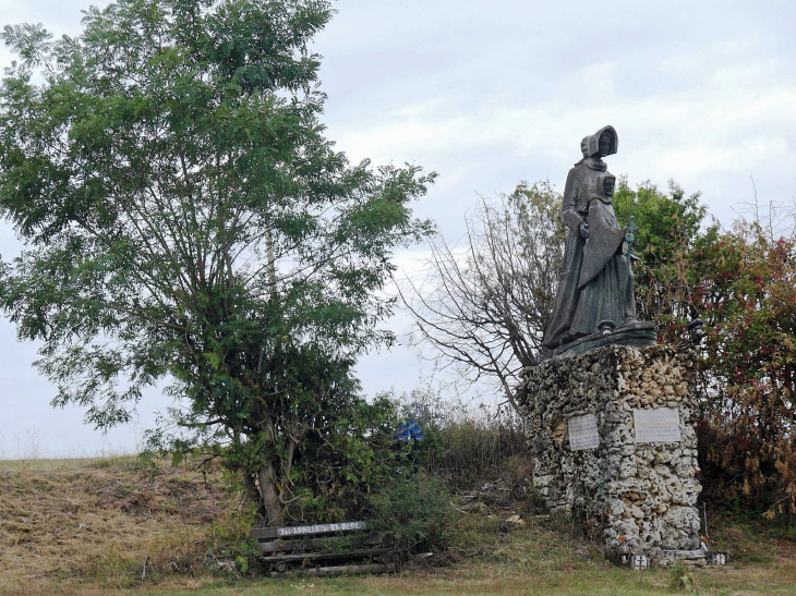 La statue de Jeanne d'Arc et sa mère native du village - Vouthon-Bas