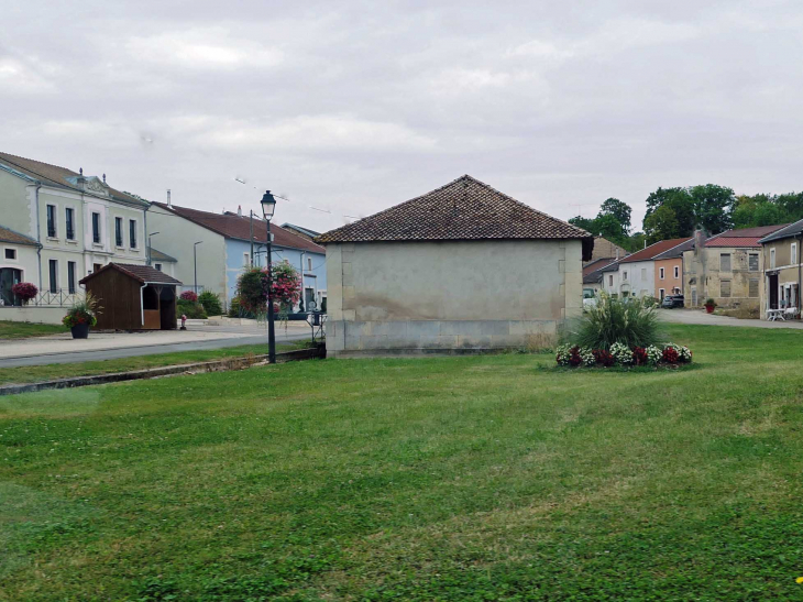 Le lavoir sur la place - Vouthon-Bas