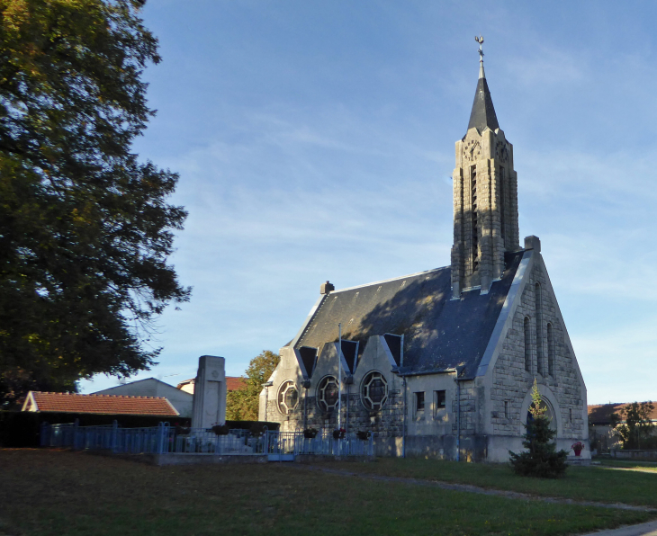 L'église et le monument aux morts - Xivray-et-Marvoisin