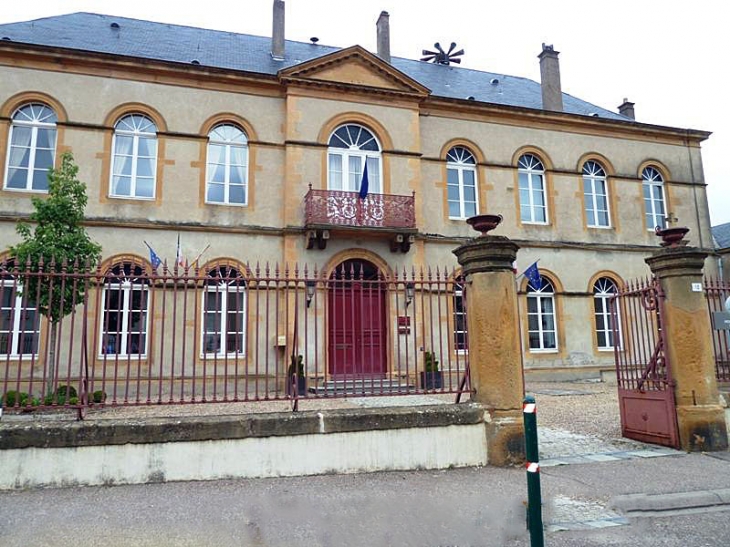 La mairie. Le 1er Janvier 2016 les communes  Ancy-sur-Moselle et Dornot ont fusionné  pour former la nouvelle commune Ancy-Dornot