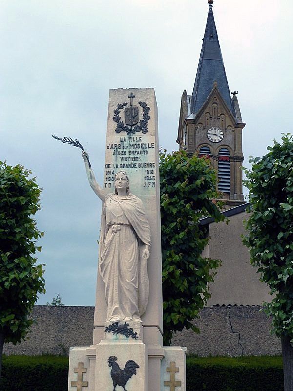 L'église et le monument aux morts - Ars-sur-Moselle