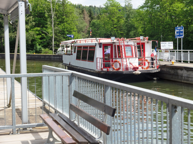 Bateau en attente sur la plate forme haute - Arzviller