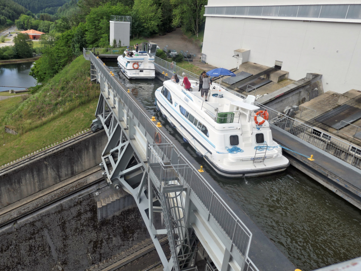 Bateaux dans le bac de descente - Arzviller