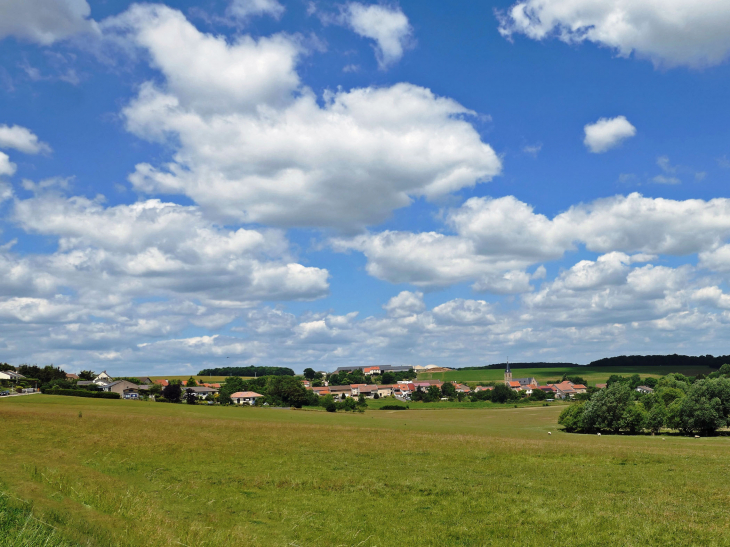 Le village au loin dans les champs - Beux