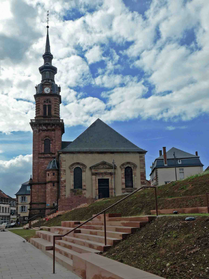 L'église Sainte Catherine dans la rue principale - Bitche