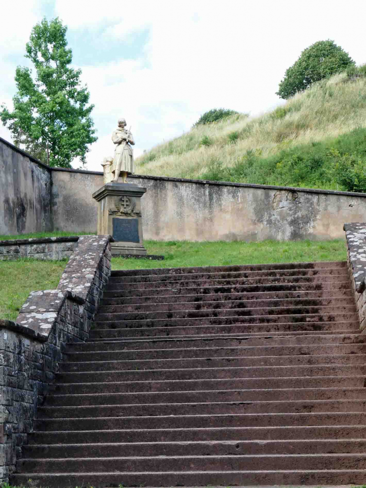 Le glacis du château : la statue de Jeanne d'Arc - Bitche