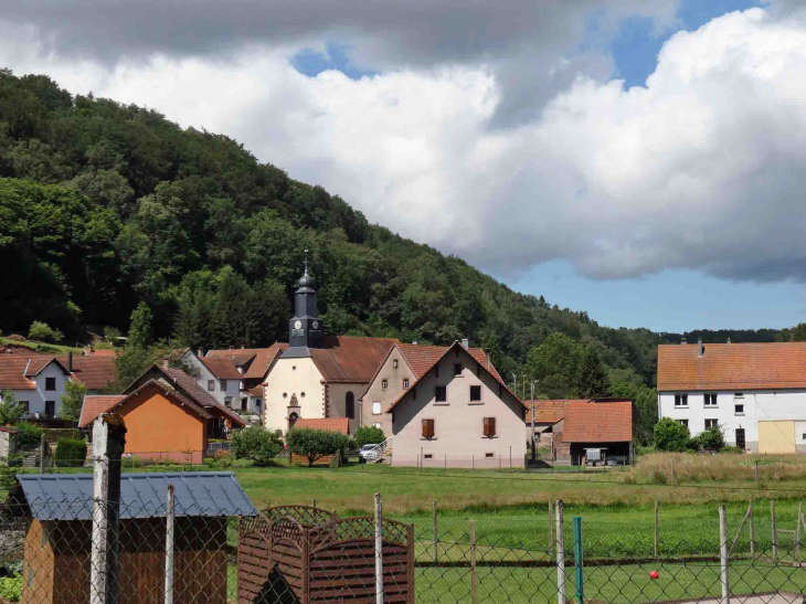 L'église dans le village - Bousseviller