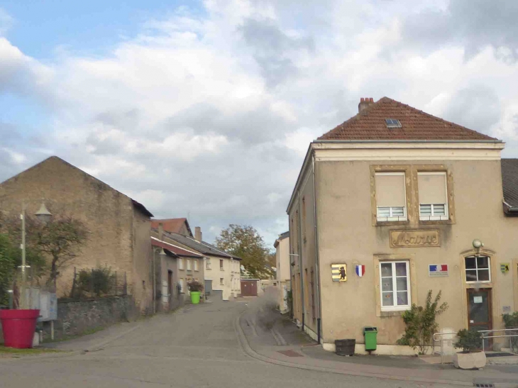 La mairie dans la rue principale - Breistroff-la-Grande