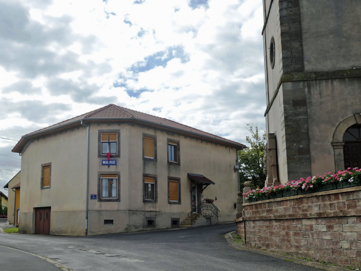 La mairie à côté de l'église - Brouviller