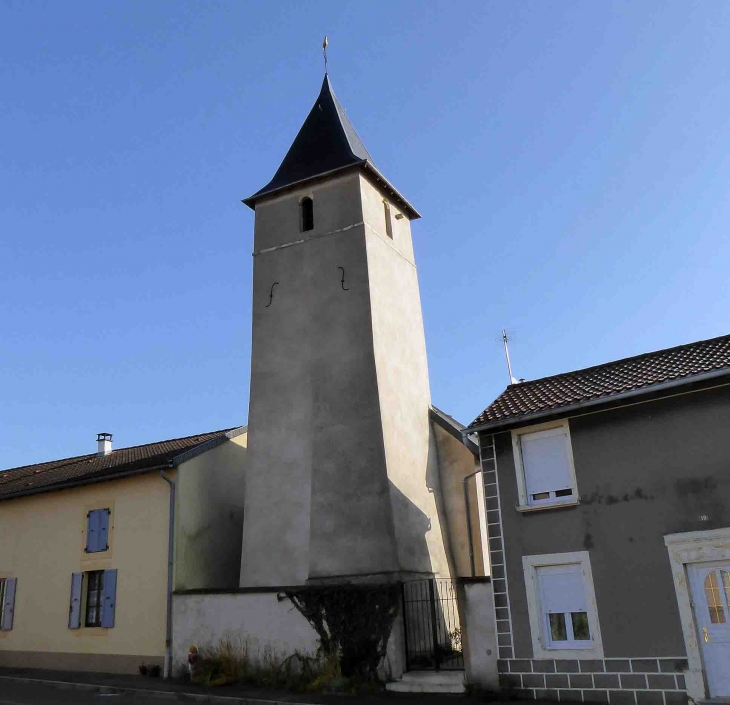 Le clocher entre les maisons - Chailly-lès-Ennery