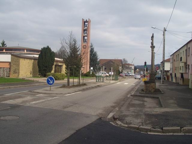 La rue des Emigrés, l'église moderne - Corny-sur-Moselle