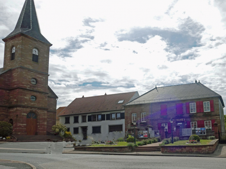 Le centre du village :mairie et église - Dannelbourg