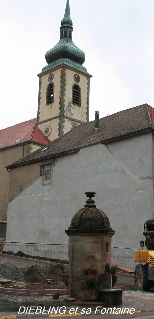 Pompe a eau  et eglise - Diebling