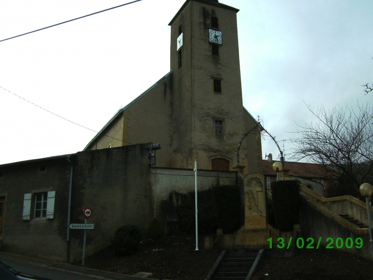 Monument aux morts et église - Elzange