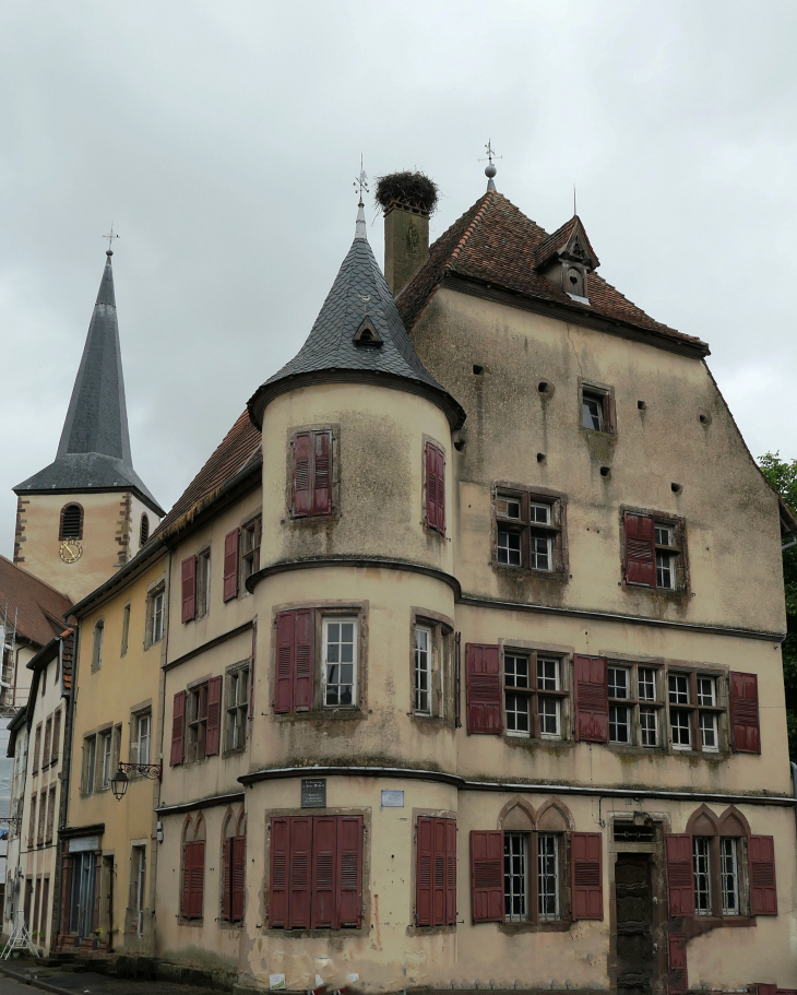 Maison à tourelle sur la place vers l'église - Fénétrange