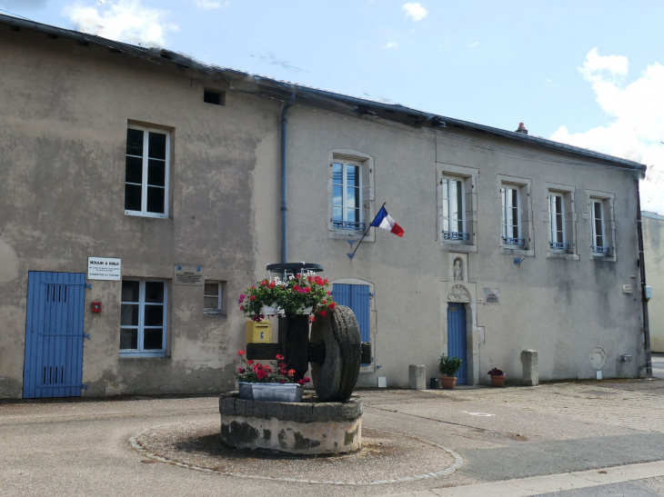 Le moulin à huile devant la mairie - Foville