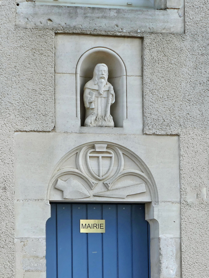 Porte de la mairie : linteau du 16ème siècle  - Foville