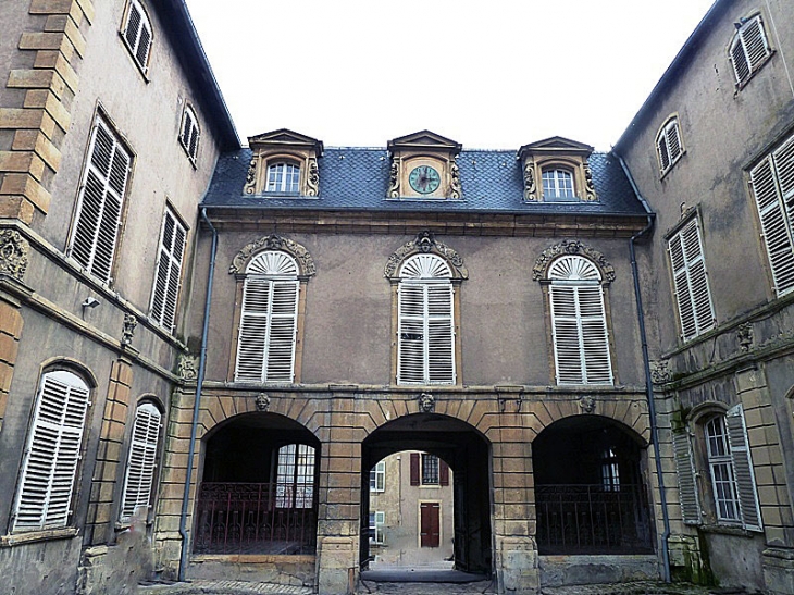 Dans la cour de l'ancien palais abbatial - Gorze