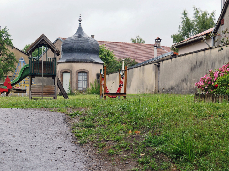 Aire de jeux dans l'ancien potager du château - Guermange