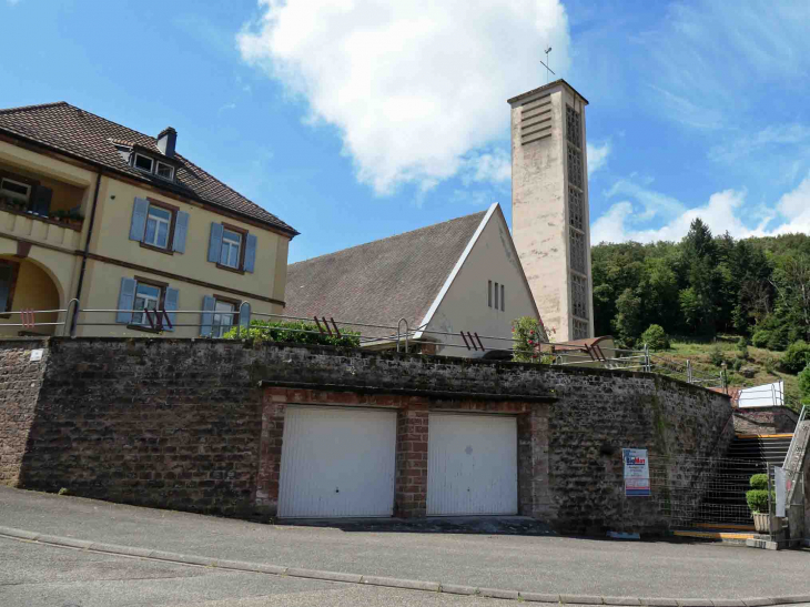 L'église derrière une maison - Hanviller