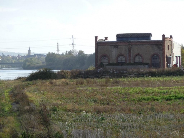 Ancien château d'eau au bord de la riviére Moslle - Hauconcourt