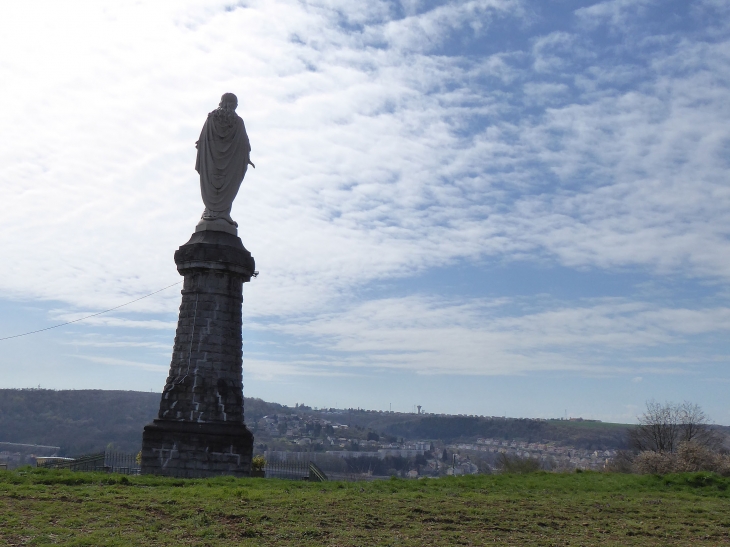 La statue de la Vierge surplombant la ville - Hayange