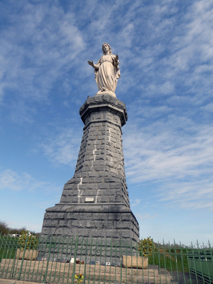 L'impressionnante statue de la vierge : 7 mètres de haut sur un socle de 14 mètres - Hayange